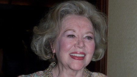 Glynis Johns, Mary Poppins star who first sang Sondheim’s ‘Send in the Clowns’, dies at 100