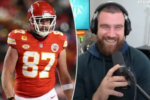 Travis Kelce’s hand appears bloodied, scratched after Chiefs’ dangerously cold playoff game against Dolphins