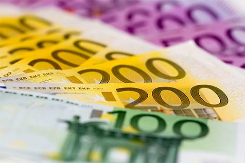 Euro tries to recover ahead of important European data