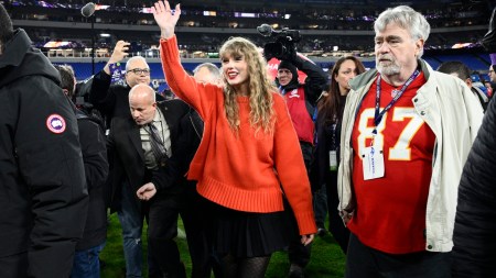 Taylor Swift greets Super Bowl-bound Travis Kelce with a kiss after Chiefs win the AFC title game