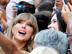 16-Year-Old Taylor Swift Fan Dies En Route To Pop Star's Australia Concert