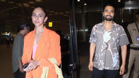 After seeking blessings at Siddhivinayak temple, Rakul Preet Singh and Jackky Bhagnani reach Goa for grand wedding. Watch