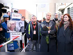 Thousands Turn Up At Russian Polling Stations For "Noon Against Putin" Protest