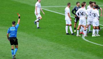 Football: Wellington Phoenix lose captain Alex Rufer to red card, but hold on for victory over Brisbane Roar