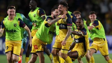 Football: Central Coast Mariners break Wellington Phoenix hearts with late winner in heavyweight A-League clash