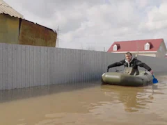 Russia, Kazakhstan Evacuate Over 100,000 People Amid Worst Flooding In Decades