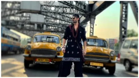 Kartik Aaryan’s Rooh Baba brings Kolkata’s Howrah bridge to a standstill during Bhool Bhulaiyaa 3 shoot. Watch videos