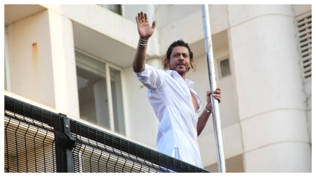 Shah Rukh Khan greets fans gathered outside Mannat on Eid, expresses gratitude