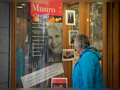 Alice Munro, Canadian Author Who Won Noble Prize In Literature In 2013, Dies At 92