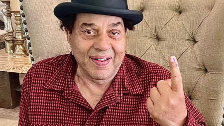 Dharmendra gets angry at media after casting vote during Mumbai Lok Sabha Elections 2024: ‘Jo mujhse bulwana chahte ho…’. Watch