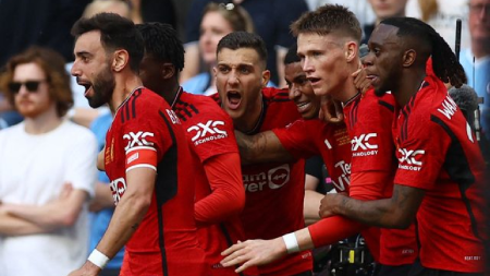 Manchester United edge past Manchester City 2-1, win 13th FA Cup title