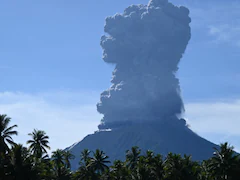 Philippine Volcano Erupts, Spewing Plumes 5,000 Metres High