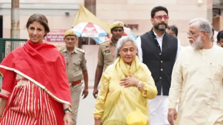 Jaya Bachchan, Abhishek Bachchan, Shweta Nanda visit Kashi Vishwanathn temple. See photos