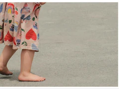 Woman In Taiwan Makes Daughter Walk Barefoot On Hot Pavement, Internet Outraged