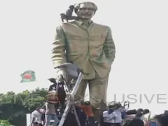 Bangladeshi Protesters Vandalise Sheikh Mujibur Rahman's Statue