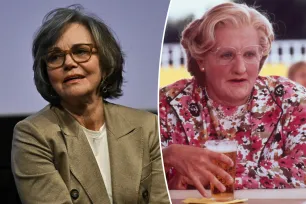 Sally Field reveals ‘sensitive’ Robin Williams changed ‘Mrs. Doubtfire’ filming schedule so she could leave set after her dad died