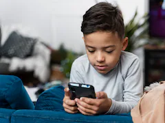 Don't Give Smartphones To Kids Under 11, UK Network Operator Warns Parents