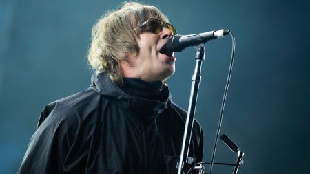 Oasis reunion tour causes ticket chaos for fans