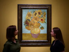 Van Gogh's 'Sunflowers' Series Exhibited Side By Side In London Show