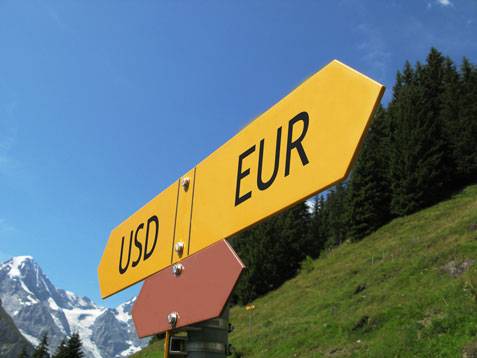 Euro scales two-week high on US interest rate bets
    
      US dollar loses ground ahead of Fed's decisions
  
      Gold settles down, dollar slips
  
      US stock indices mixed at the week's opening